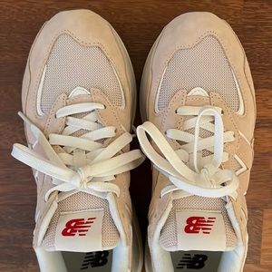New balance cute/casual sneakers. Size 9.5. Light blush/cream.